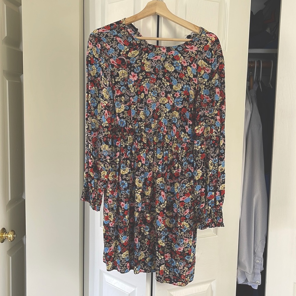 Zara flower dress it’s semi long sleeve. In great condition’